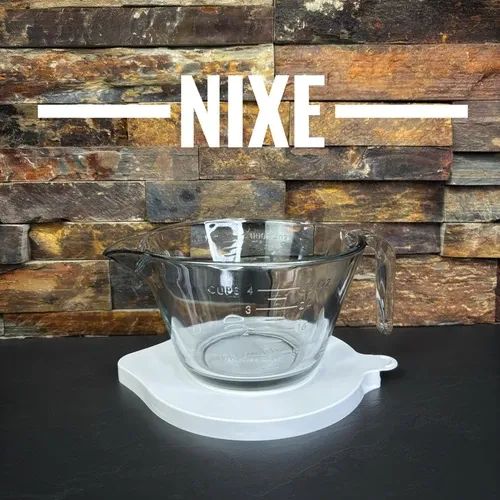 Kleine bemasste Glasschüssel mit weißem Plastikdeckel zum Verschließen