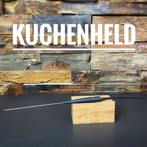 Dünner Metalspieß zum Testen eines Kuchens